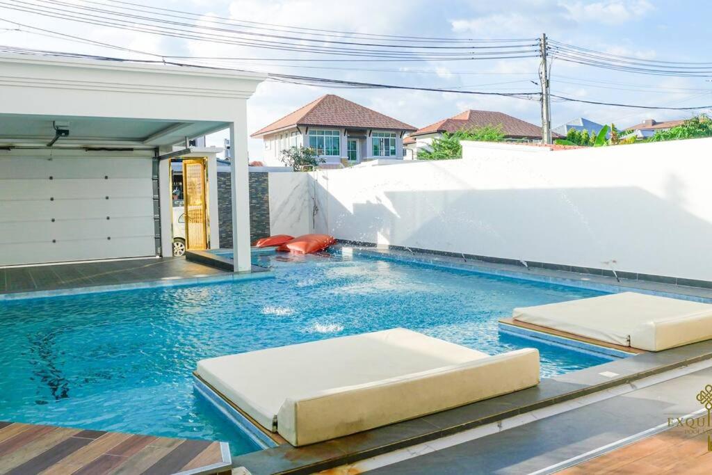 Exquisite Pool Villa J - Pattaya Pool Villa 